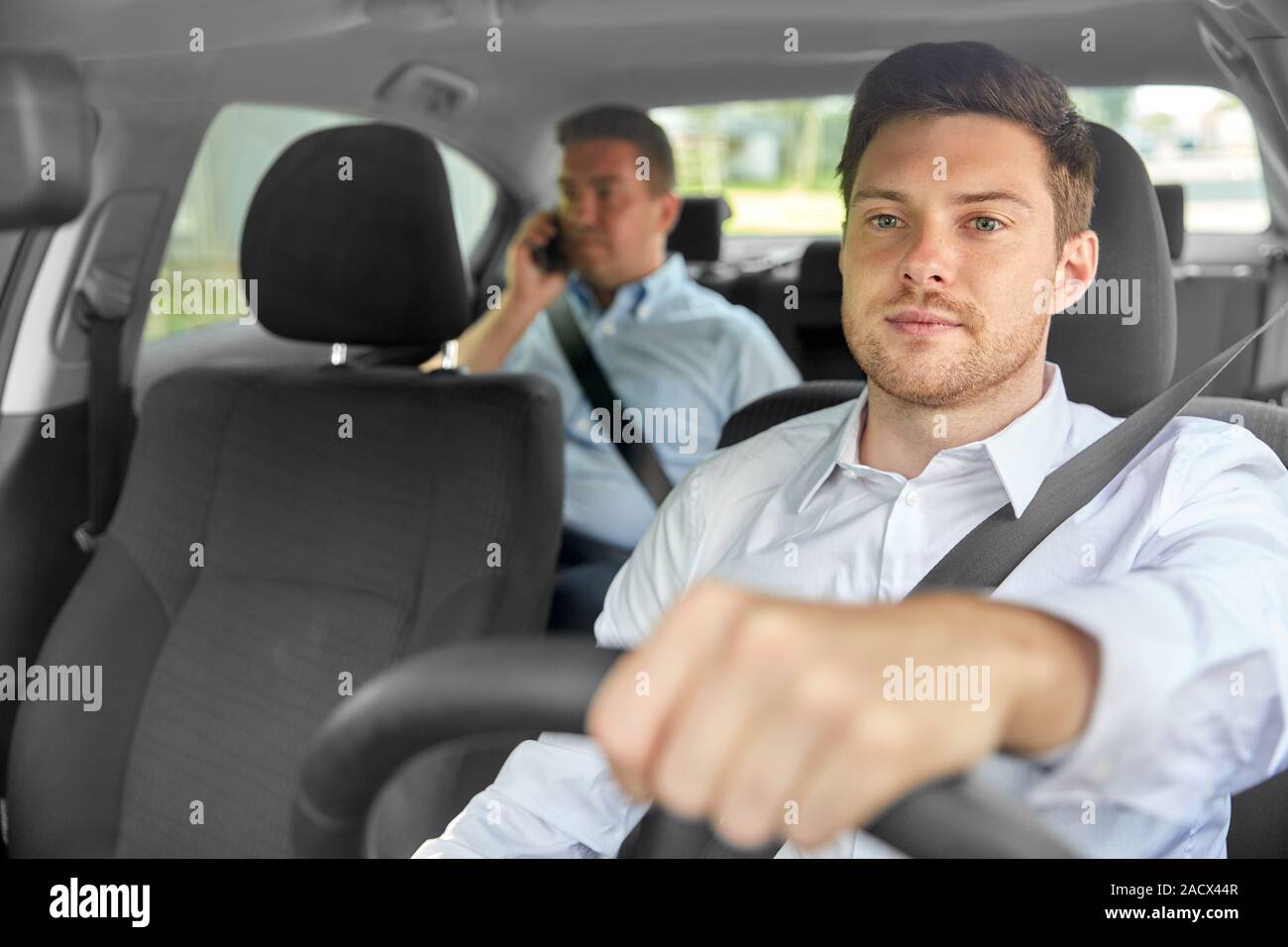 Офисы водителей такси. Таксист и пассажир. Водитель и пассажир. Красивые мужчины водители. Мужчина в такси.