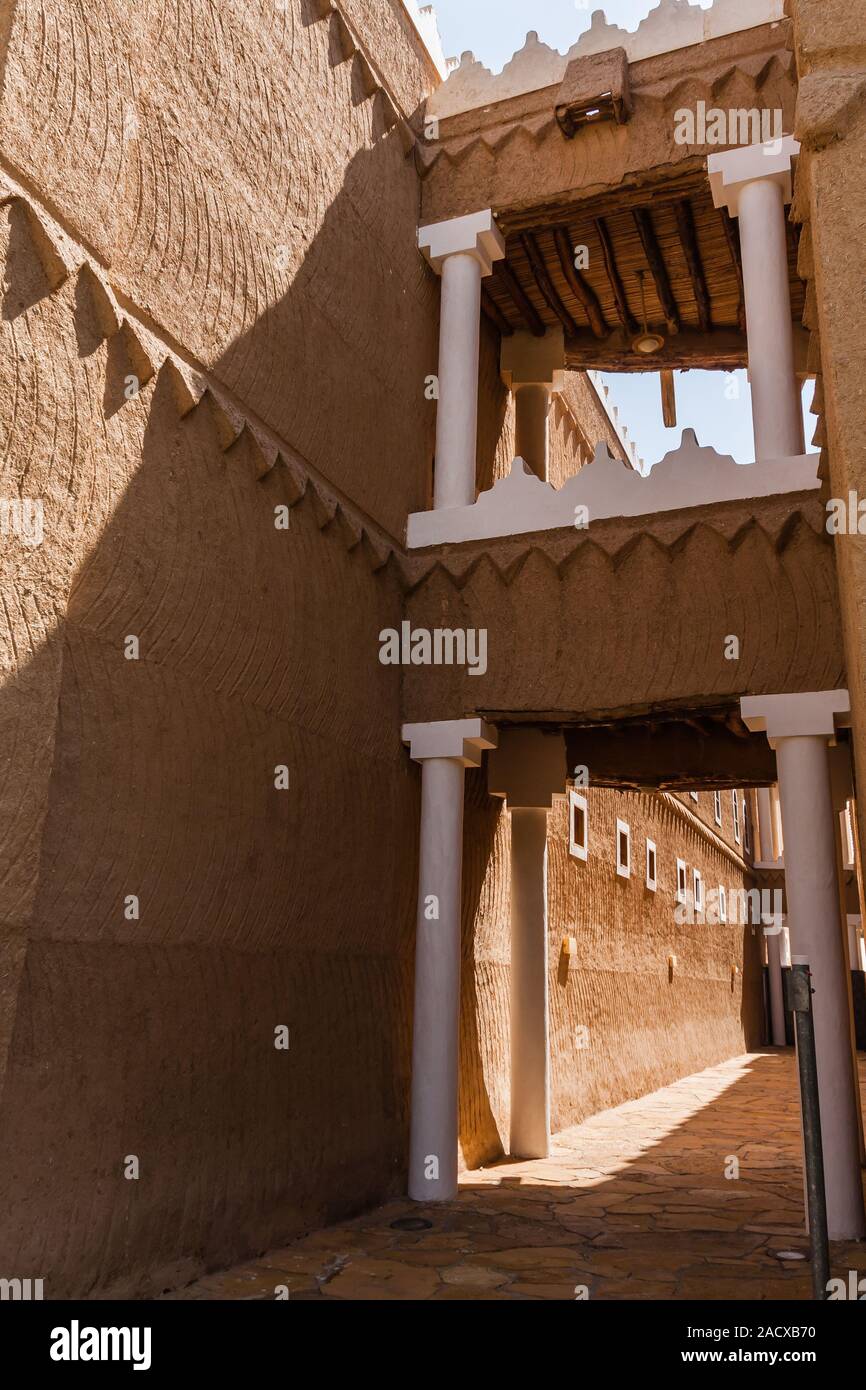 A traditional Arabic style footbridge connecting two buildings, Saudi Arabia Stock Photo