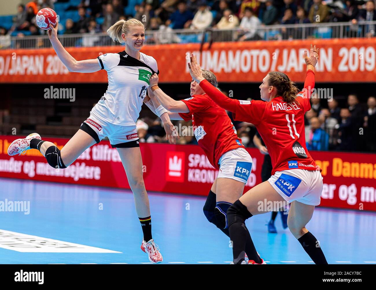Kumamoto, Japan. 03rd Dec, 2019. Handball, women: World Cup 2019,  preliminary round, Group B, Matchday 3, Denmark - Germany. Kim  Naidzinavicius (l-r) from Germany, in action against Sarah Iversen from  Denmark and