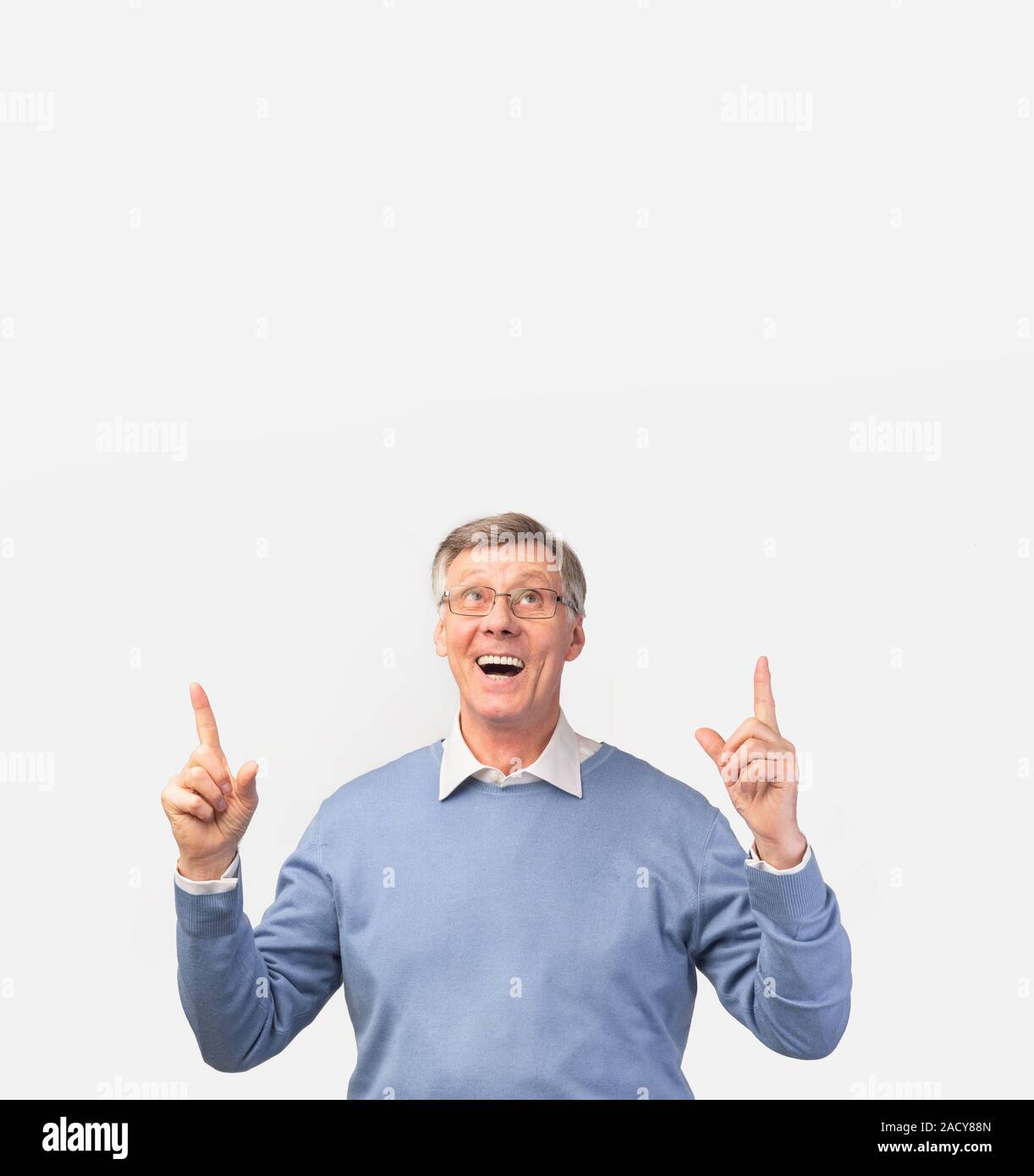 Old man standing pointing hi-res stock photography and images - Alamy