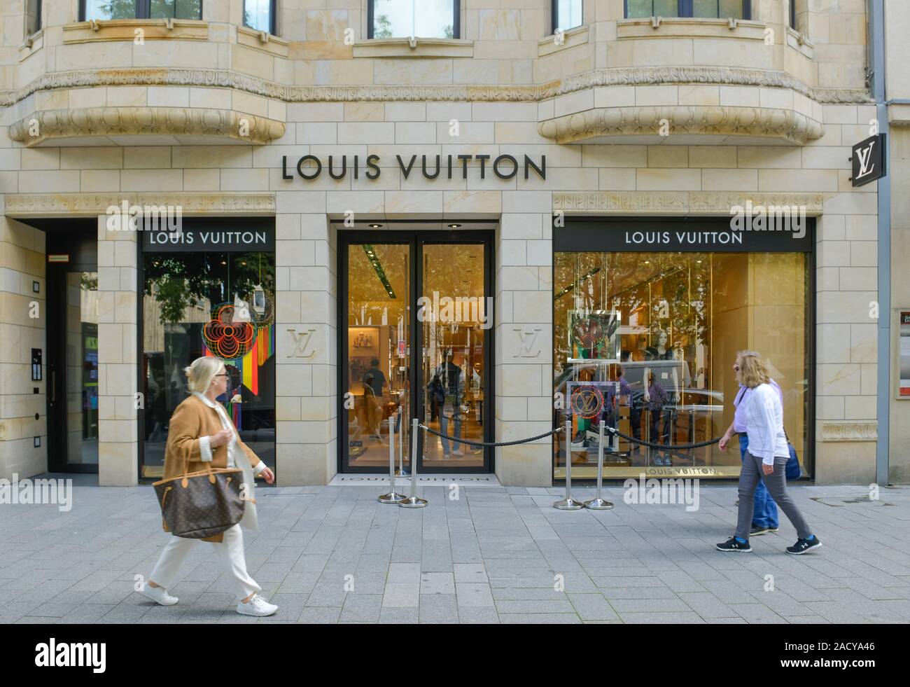 Louis Vuitton, Straßenszene, Königsallee, Düsseldorf, Nordrhein-Westfalen,  Deutschland Stock Photo - Alamy