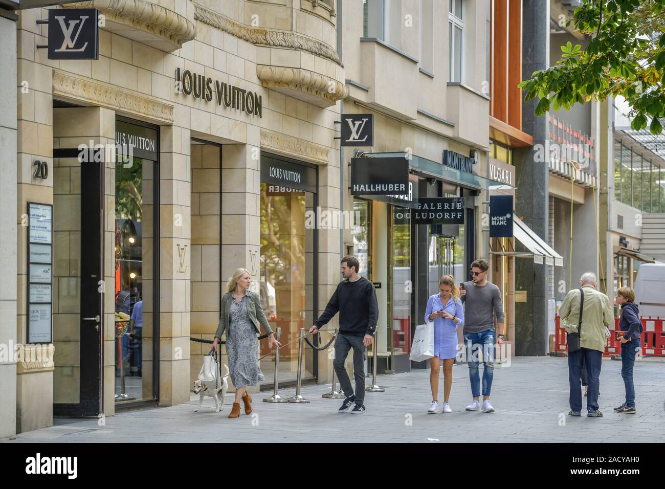 Louis Vuitton, Straßenszene, Königsallee, Düsseldorf, Nordrhein-Westfalen,  Deutschland Stock Photo - Alamy