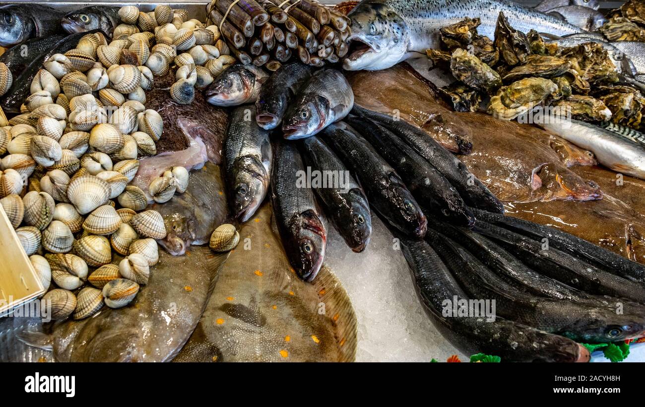 Fish On A Fish Counter High Resolution Stock Photography and Images - Alamy