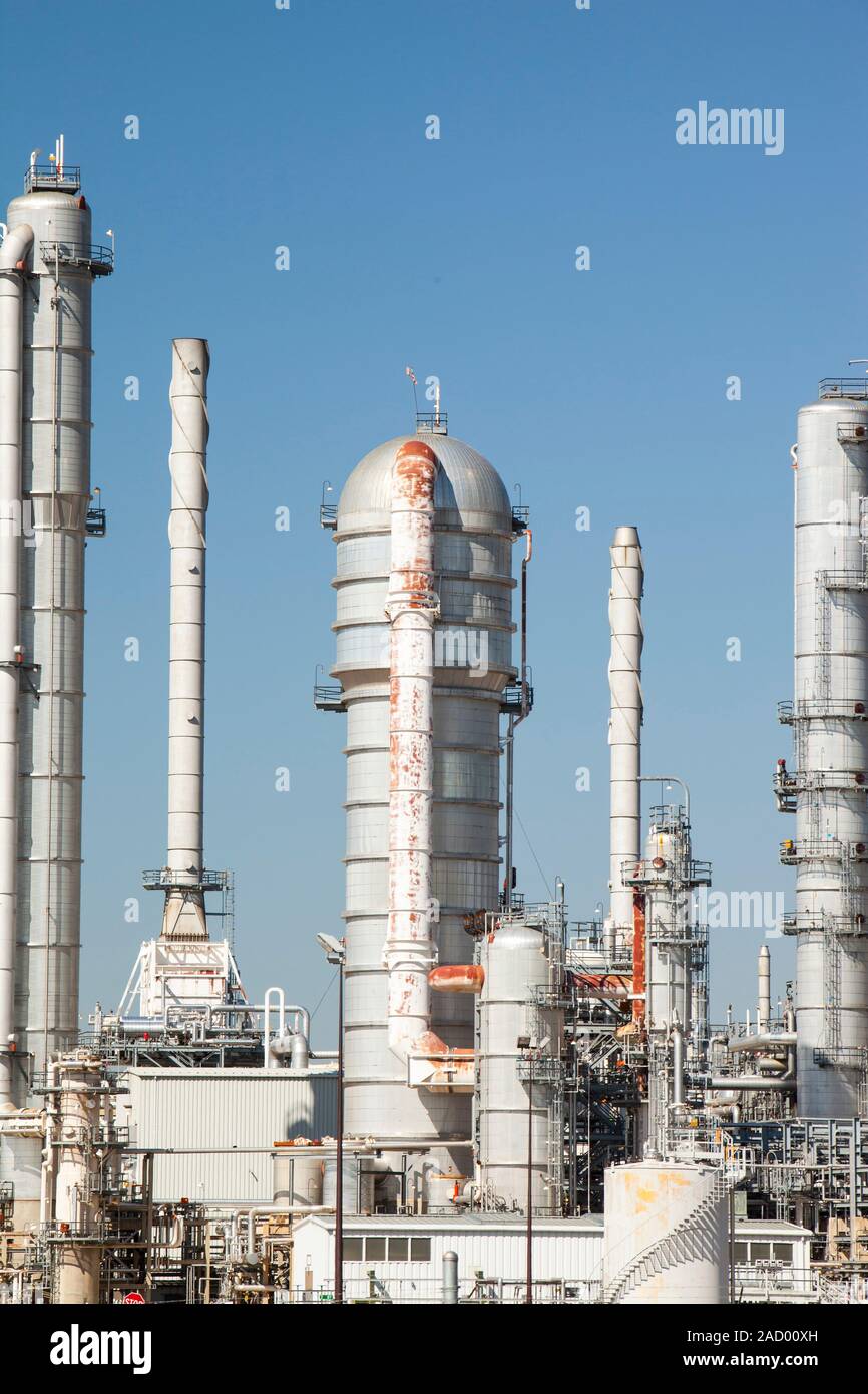 The Shell Scotford upgrader plant which takes bitumen extracted from ...