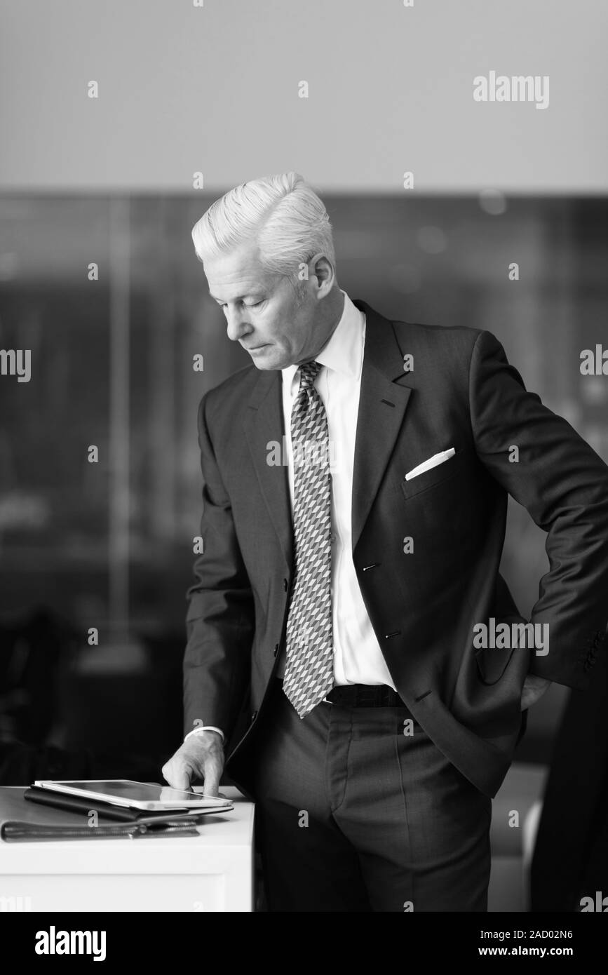 Standing reading Black and White Stock Photos & Images Alamy