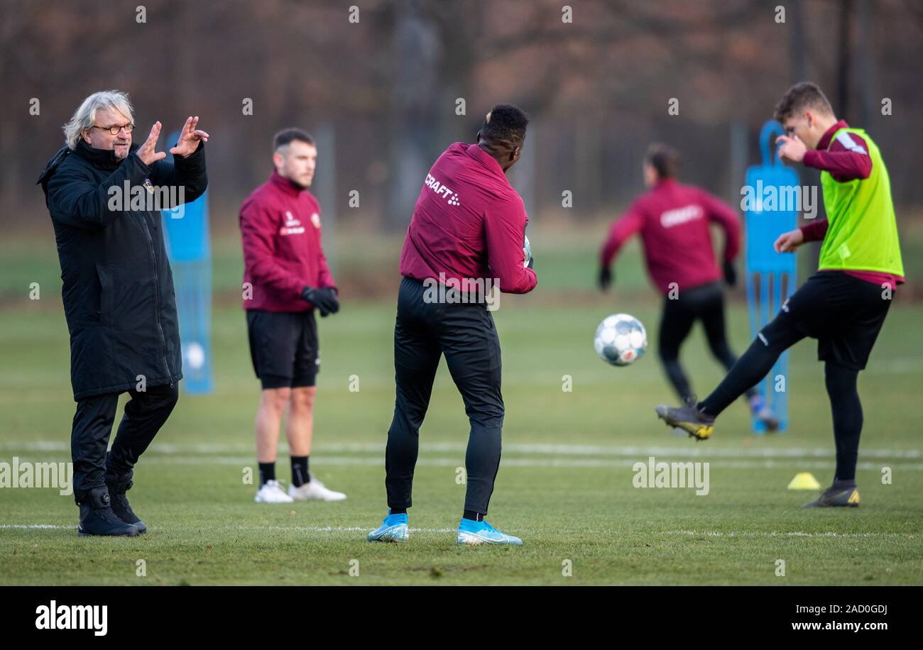 Dresden, Germany. 03rd Dec, 2019. 03 December 2019, Saxony, Dresden: Soccer: 2nd Bundesliga - SG Dynamo Dresden: Heiko Scholz (l), Dynamo interim coach, gives instructions to Justin Löwe (l-r), Moussa Kone and Kevin Ehlers during his first training with the team. After the separation from Fiel, Scholz takes over as interim trainer until the new head coach position is filled. Credit: dpa picture alliance/Alamy Live News Stock Photo