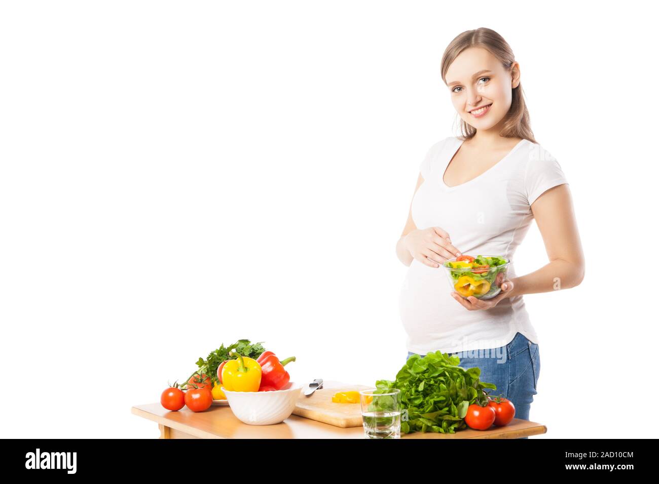 Happy pregnant woman with bowl of vegetables Stock Photo - Alamy