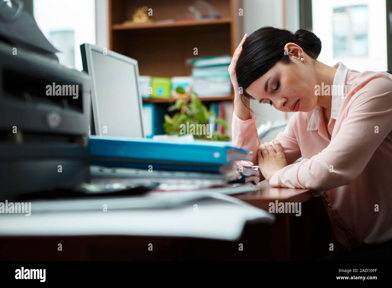 Tired Businesswoman sleeping on the desk Stock Photo - Alamy