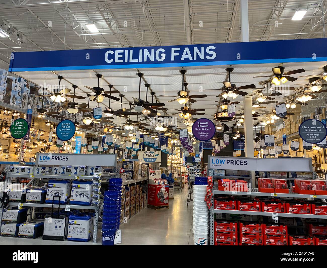Shipley Brutal Skyldig Orlando,FL/USA-11/12/19: The ceiling fan and lighting aisle at Lowes home  improvement store with hanging ceiling fans waiting for customers to  purchas Stock Photo - Alamy
