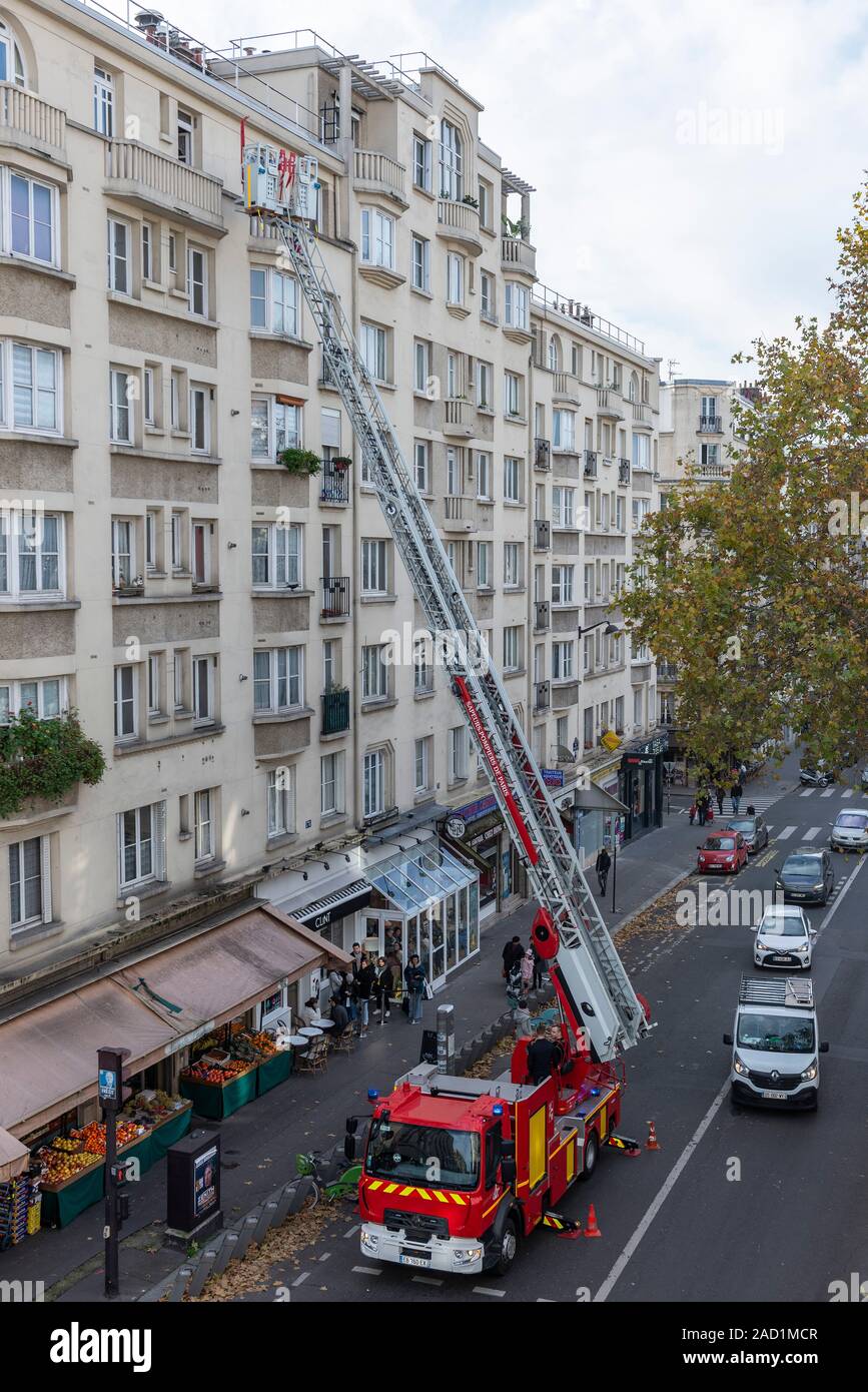 Pompier En Intervention Sur Un Immeuble Avec La Grande Echelle Firefighter In Intervention On A Building With Large Scale Stock Photo Alamy