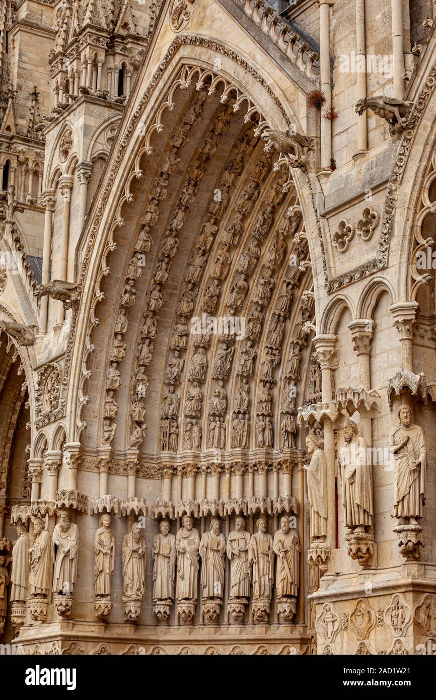 The carved stone arch at the entrance to the Cathedral Notre Dame d'Amiens,  Picardy, France Stock Photo - Alamy