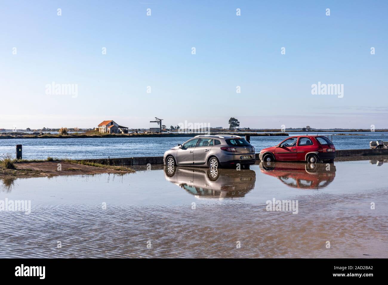 Aveiro, Portugal. High tide floods cars parked on the banks of the lagoon! Aveiro, is hailed as the Portuguese equivalent of Venice but rising sea Stock Photo