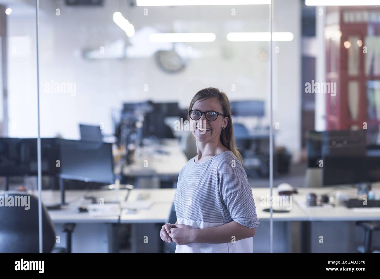 Business woman portrait office hi-res stock photography and images - Alamy