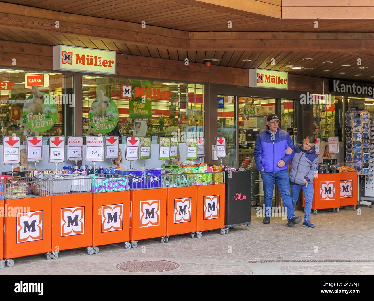 Müller Drogerie, Bahnhofstraße, Zermatt, Wallis, Schweiz Stock Photo - Alamy