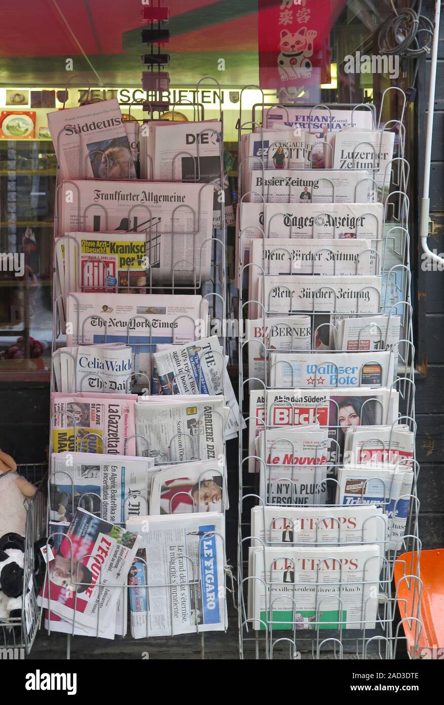 Zeitungen, Kiosk, Zermatt, Wallis, Schweiz Stock Photo