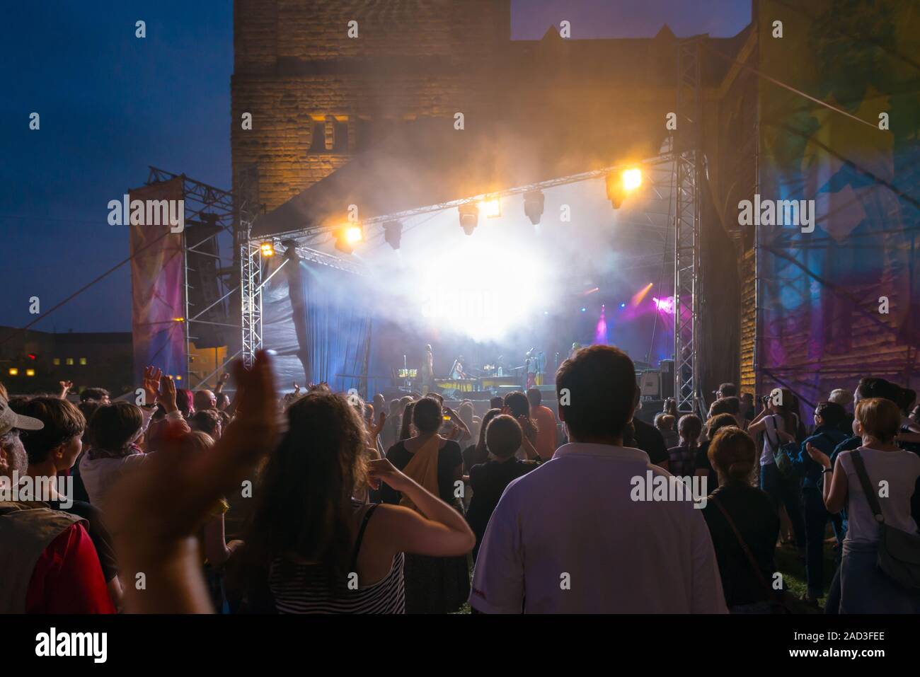 Rock concert audience hi-res stock photography and images - Alamy
