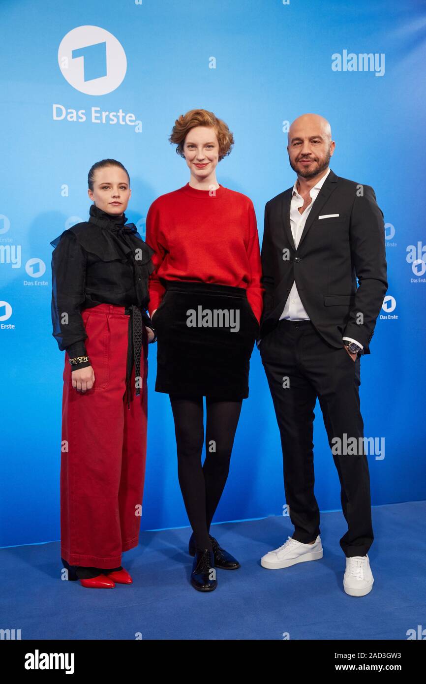 Hamburg Germany 03rd Dec 2019 Jasna Fritzi Bauer L R Luise Wolfram And Dar Salim All Actors Are Standing In Front Of A Logo Wall At A Photo Shoot On The Occasion Of
