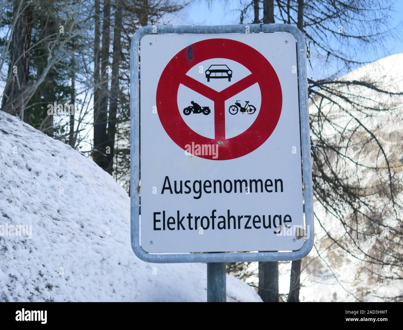 Fahrverbot Fahrzeuge außer Elektrofahrzeuge, Zermatt, Wallis, Schweiz Stock Photo