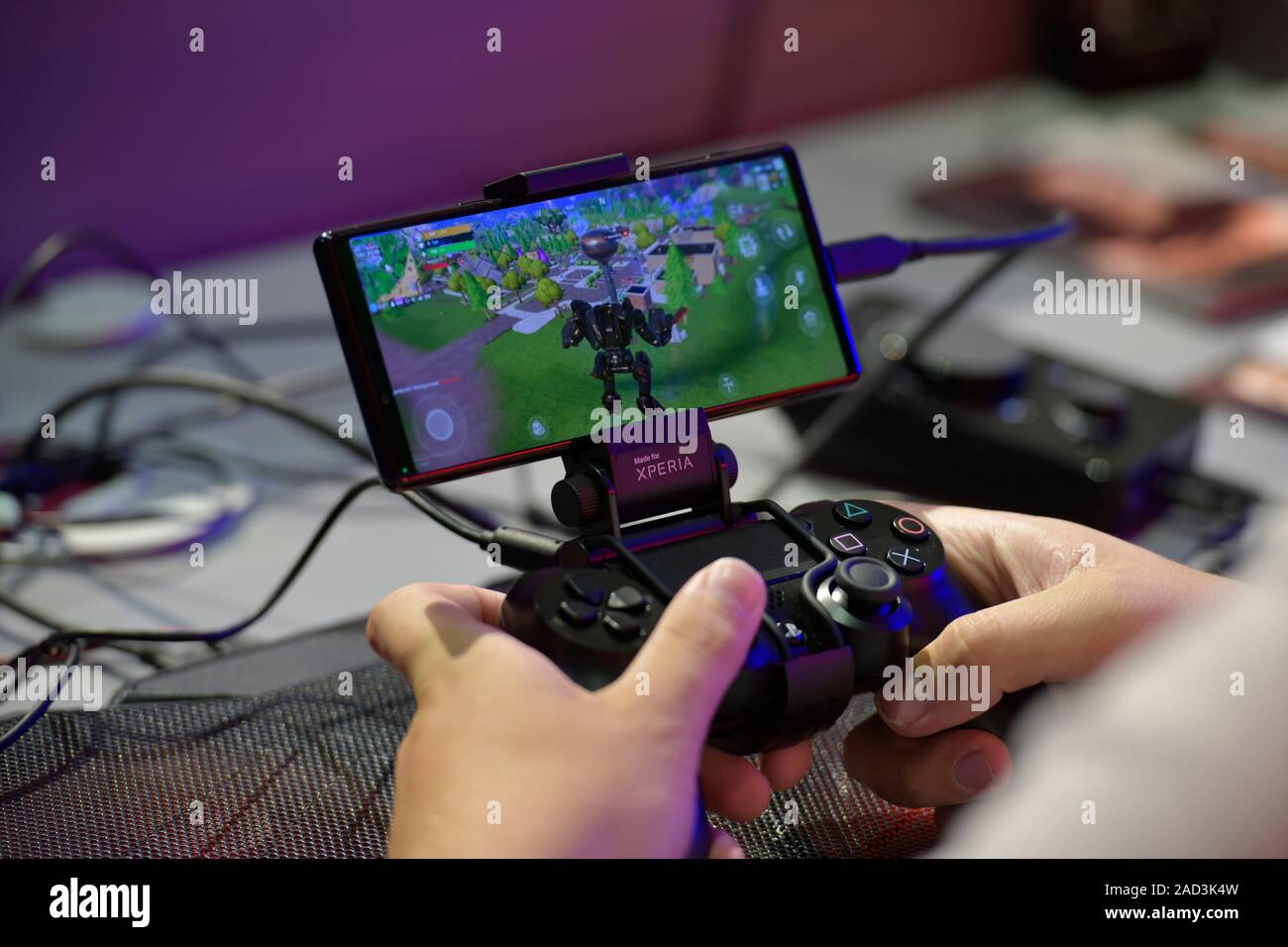 Computerspiel Fortnite auf dem Sony Experia mit dem PS 4 Controller. Sony, Internationale Funkaustellung, Berlin 2019, Deutschland Stock Photo