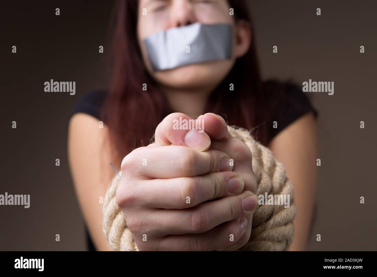 Woman duct tape -Fotos und -Bildmaterial in hoher Auflösung – Alamy