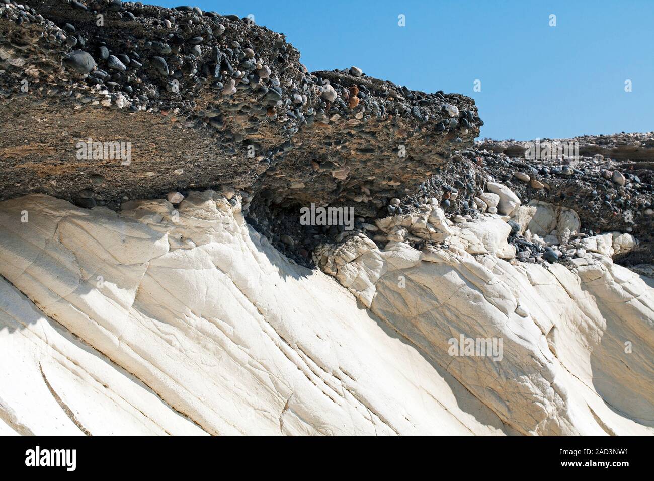A sedimentary discordance shows bedding planes at an angle to each