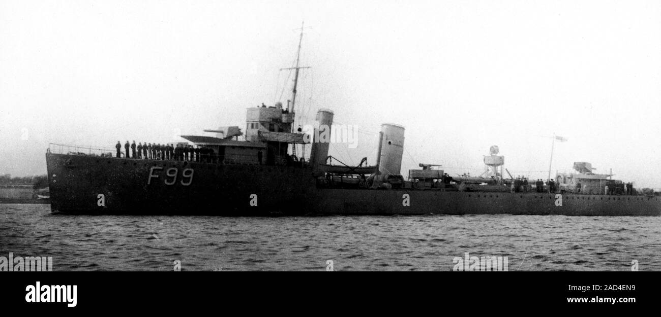 AJAXNETPHOTO. 1918. PORTSMOUTH, ENGLAND. - NEW DESTROYER - HMS VICEROY WAS THE FIRST OF TWO V CLASS SPECIAL DESTROYERS BUILT BY J.I.THORNYCROFT AND LAUNCHED AT WOOLSTON IN 1918. HMS VISCOUNT WAS HER SISTER SHIP. WHILE THE LATTER WAS A SHORT RANGE ESCORT, VICEROY WAS CONVERTED IN 1939 FOR ANTI-AIRCRAFT ESCORT DUTIES. ASSIGNED TO THE NORTH SEA, HER PENNANT NR WAS CHANGED TO L21. VICEROY HAD A RELATIVELY QUIET WAR, EXCEPT FOR AN EVENT ON 16TH APRIL 1945 WHILE ESCORTING CONVOY FS1874 WHEN SHE ATTACKED AND SANK U-1274. AS THE 'KILL' WAS UNCERTAIN, VICEROY RETURNED A FEW DAYS LATER,DROPPING DEPTH CH Stock Photo