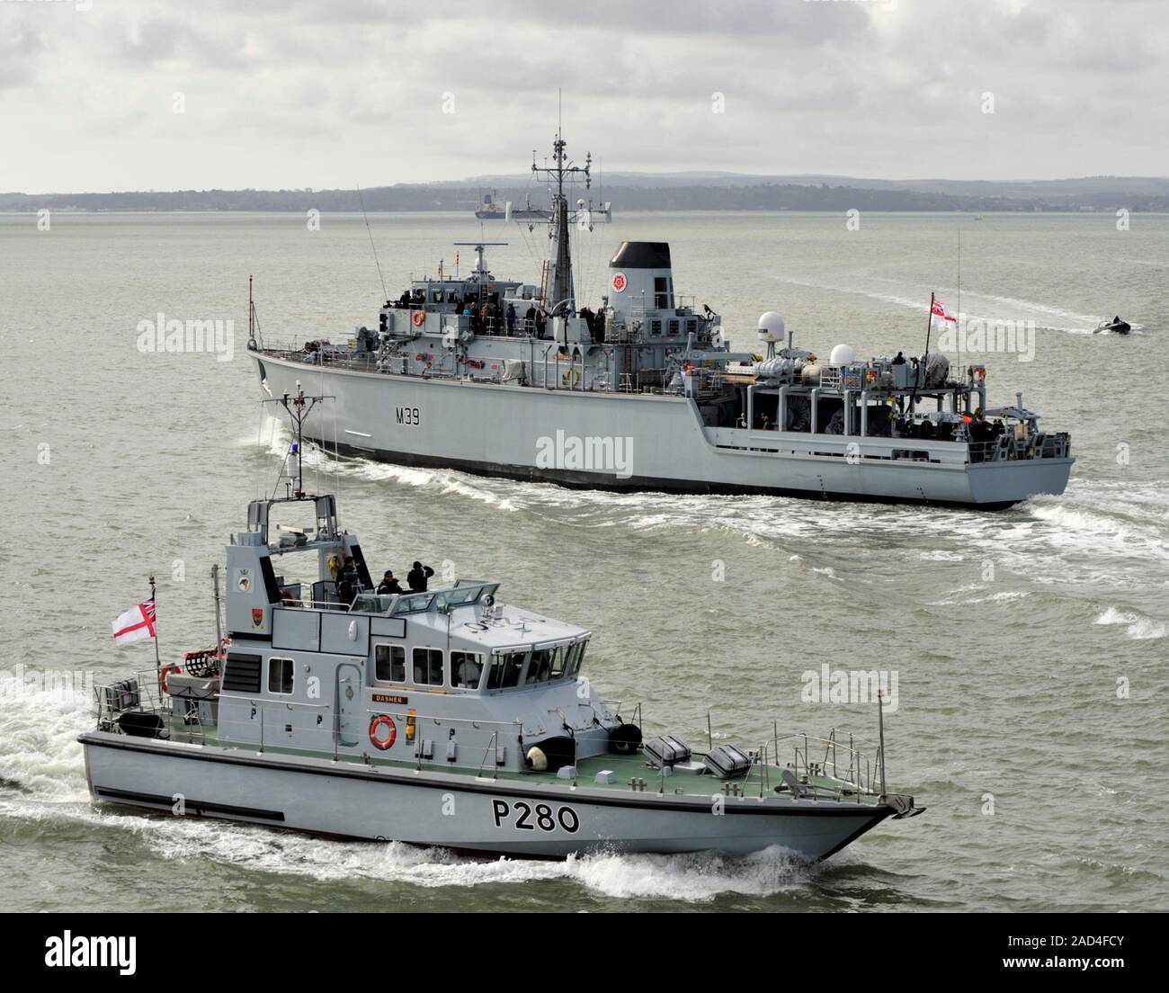 AJAXNETPHTO. 6TH MARCH, 2015. PORTSMOUTH, ENGLAND. - HMS HURWORTH (DISTANT) LEAVING HARBOUR PASSING HMS DASHER INWARD BOUND.PHOTO:TONY HOLLAND/AJAX REF;DTH150603 36935 Stock Photo