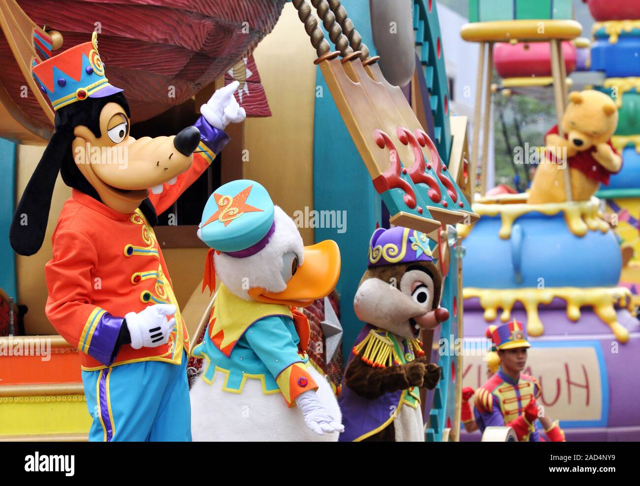 HONG KONG - DEC 2015: Parade in Disneyland with famous cartoon characters  in Hong Kong on November 2015 in China Stock Photo - Alamy