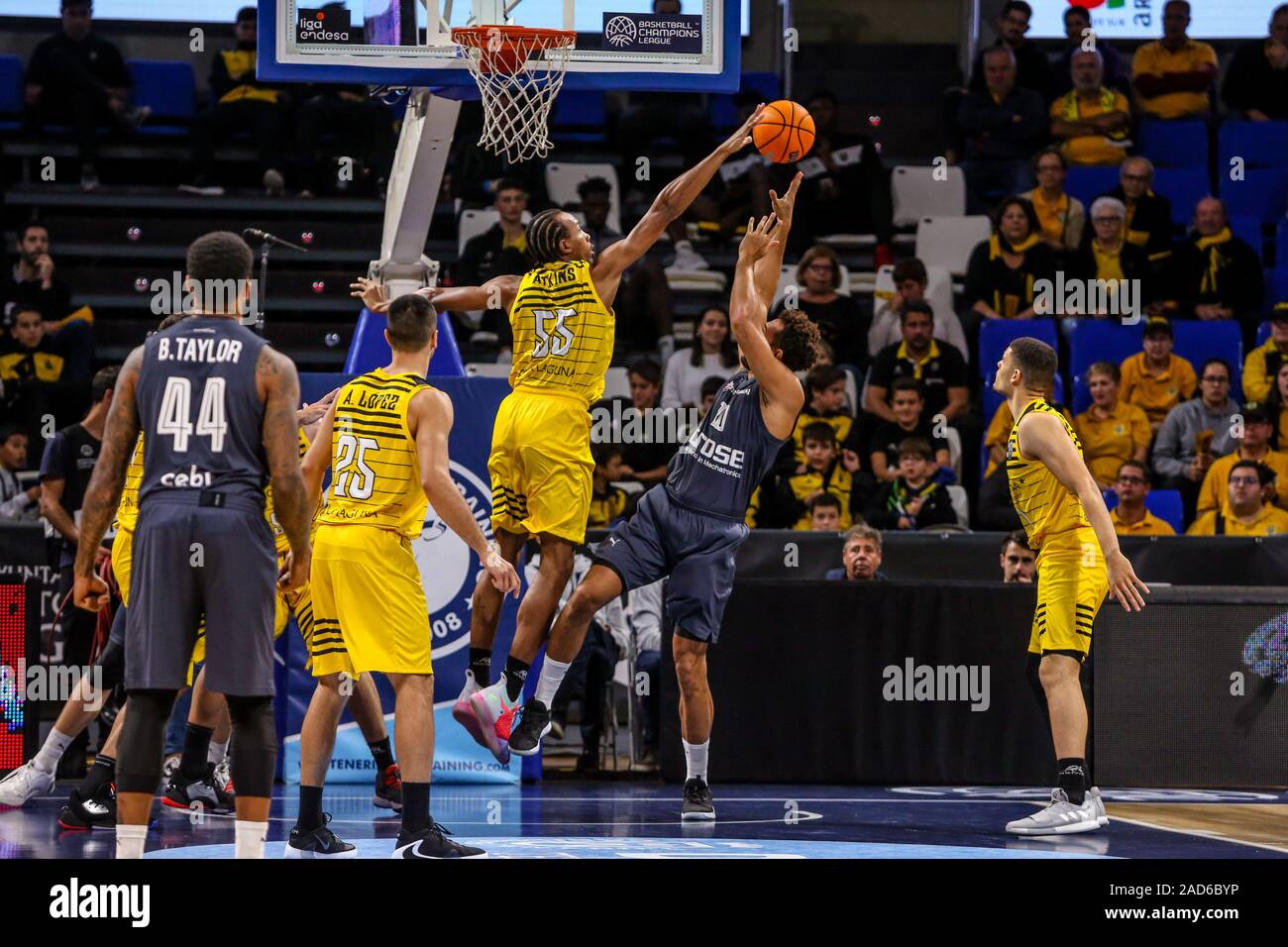 Tenerife, Spain, 03 Dec 2019, elias harris (brose bamberg) stoppato from darion atkins (iberostar tenerife) during Iberostar Tenerife vs Bamberg - Basketball Champions League - Credit: LPS/Davide Di Lalla/Alamy Live News Stock Photo