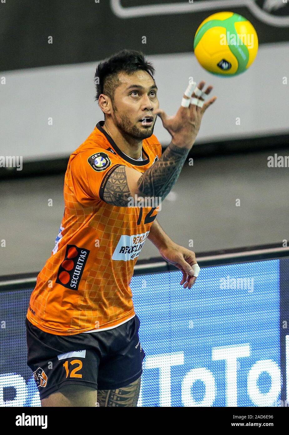 Berlin, Germany. 03rd Dec, 2019. Volleyball, Men: Champions League, Berlin  Volleys - ACH Volley Ljubljana, 4th round, Group B, 1st matchday,  Max-Schmeling-Halle. Berlin's Samuel Tuia throws the ball up for  indication. Credit: