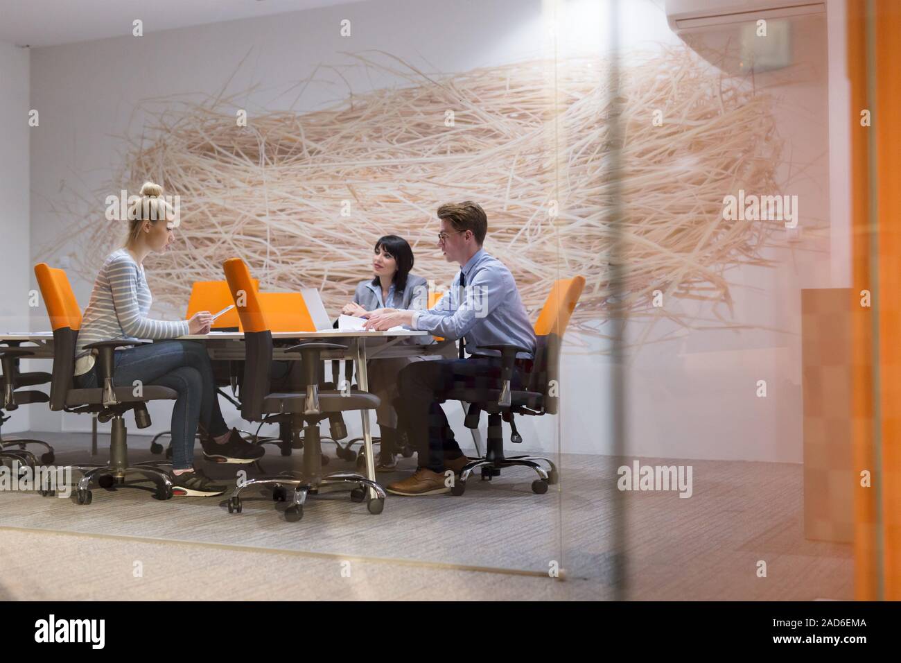 Team meeting modern office hi-res stock photography and images - Alamy