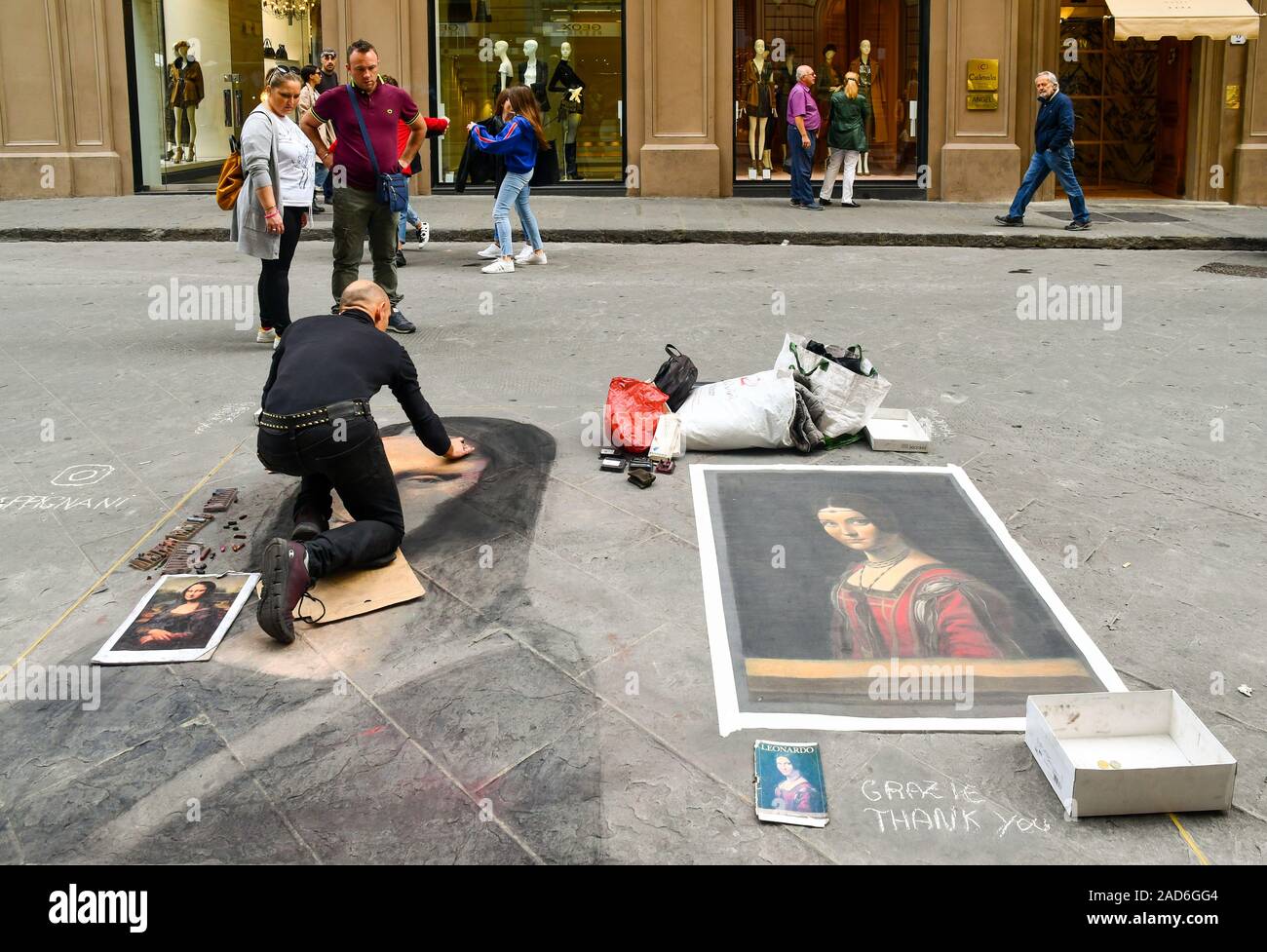 Italian pavement artist Matteo Appignani drawing 'Monna Lisa' with colored chalk in Via Calimala in the historic centre of Florence, Tuscany, Italy Stock Photo