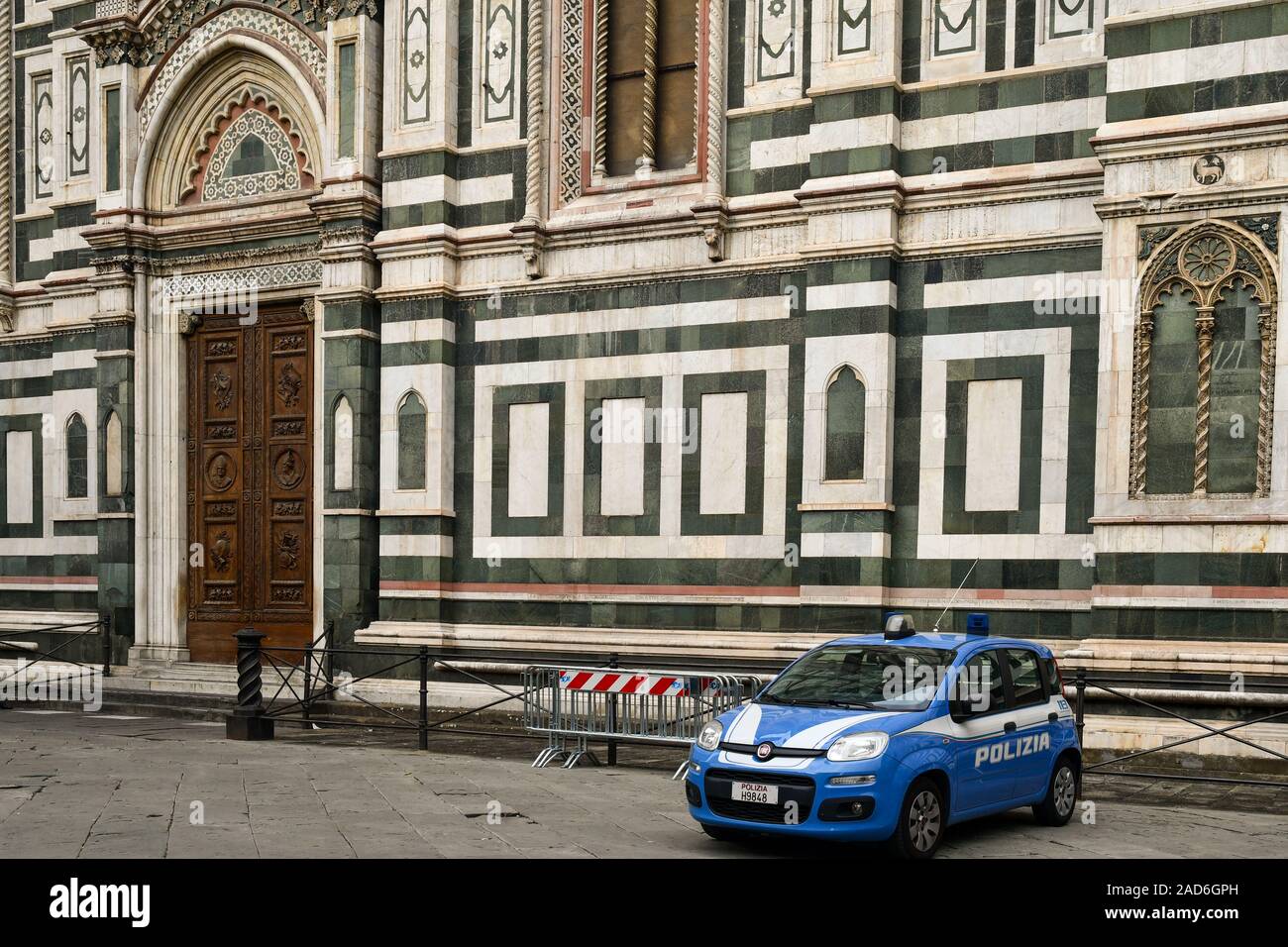 Italian police car in front of the Cathedral of Santa Maria del Fiore in the historic centre of Florence, Unesco World Heritage Site, Tuscany, Italy Stock Photo