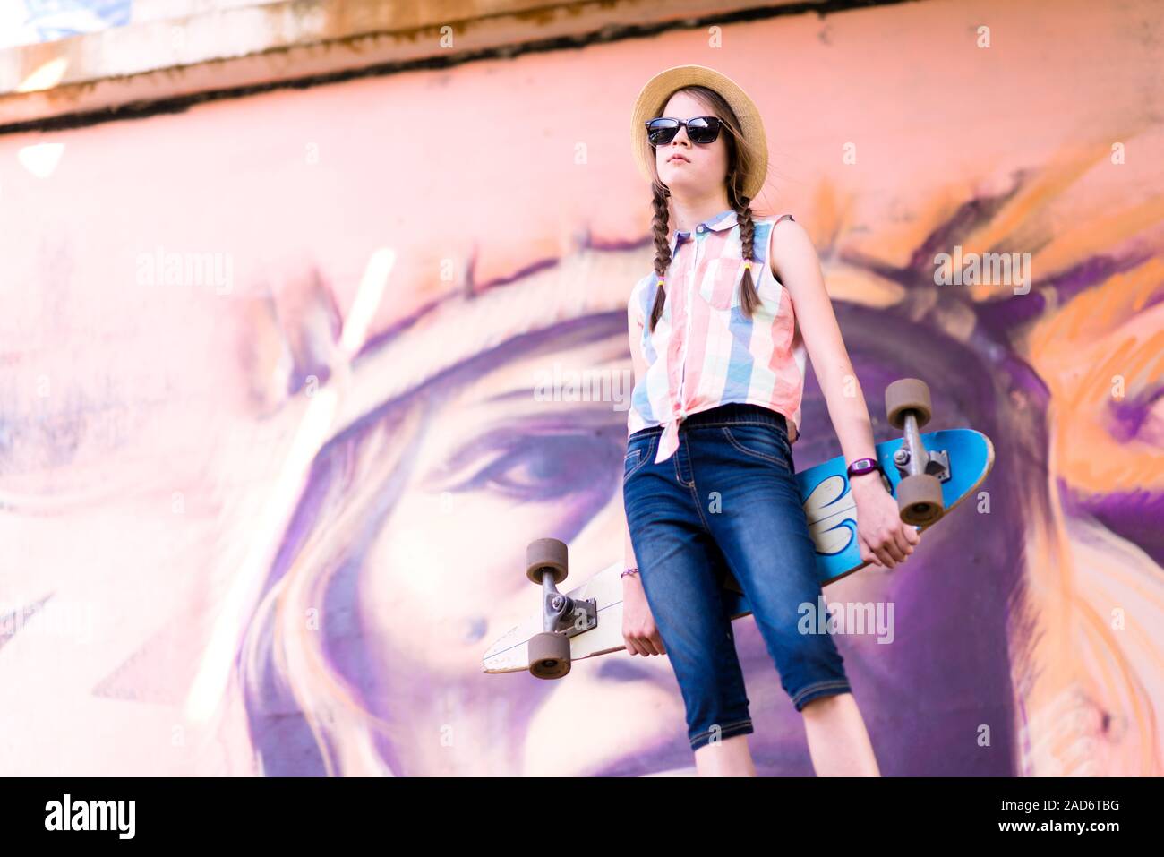 Pretty girl skateboard hi-res stock photography and images - Page