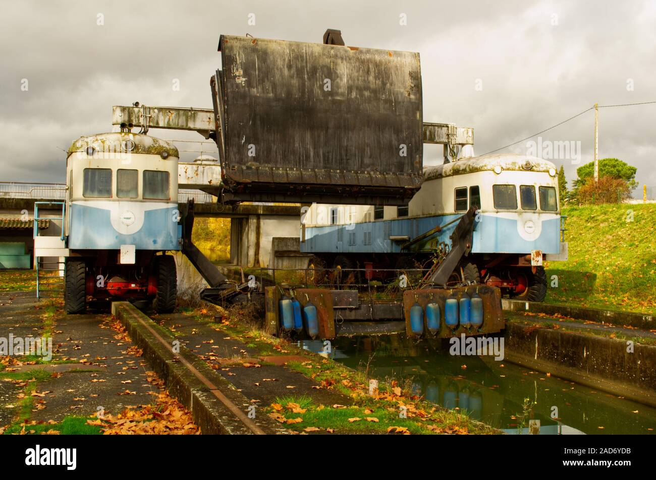 The twin locomotives of the Montech water slope on the Canal Lateral with the moveable gate in the raised position and the boat push lowered Stock Photo