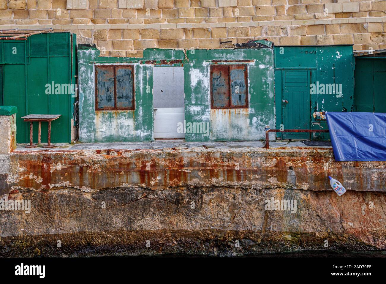 Ramshackle sheds hires stock photography and images Alamy
