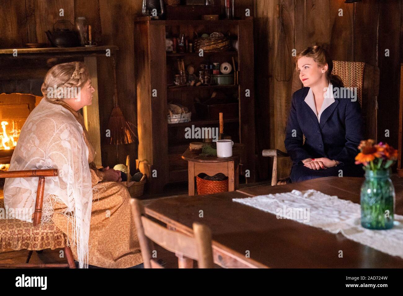 DOLLY PARTON'S HEARTSTRINGS, from left Kathleen Turner, Ginnfer