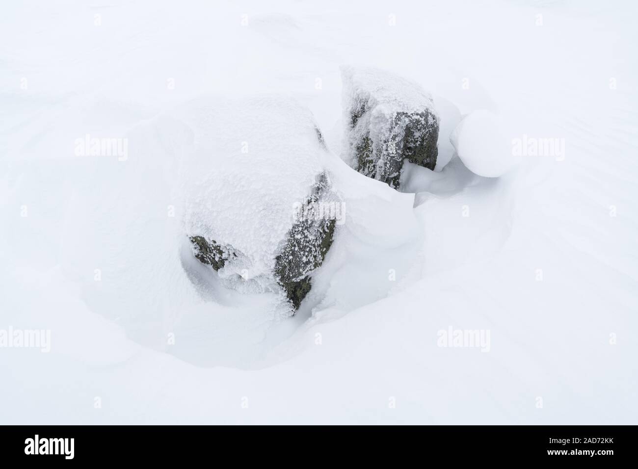 Snowed rocks hi-res stock photography and images - Alamy