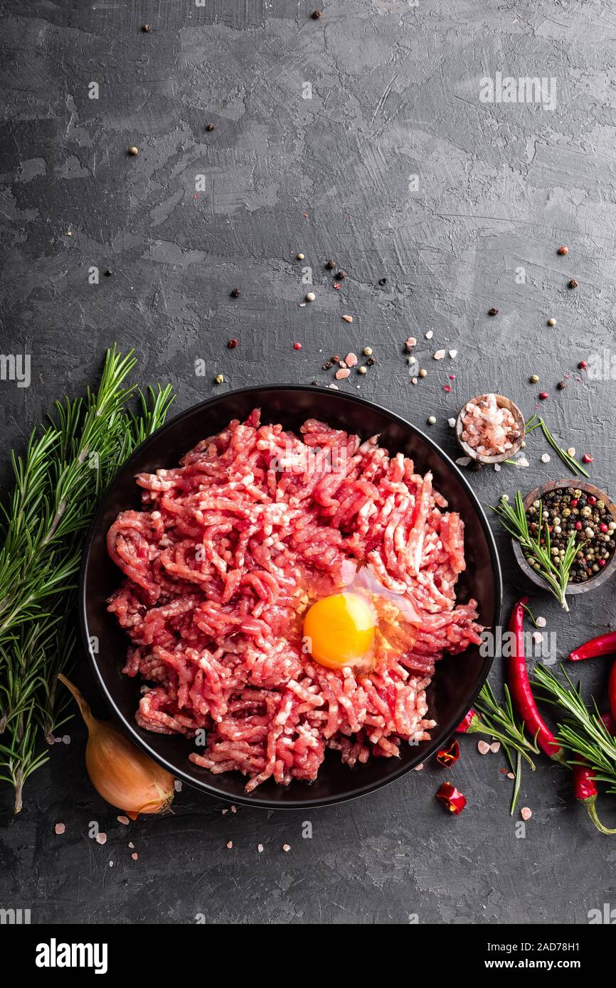 https://c8.alamy.com/comp/2AD78H1/mince-ground-meat-with-ingredients-for-cooking-on-black-background-top-view-2AD78H1.jpg