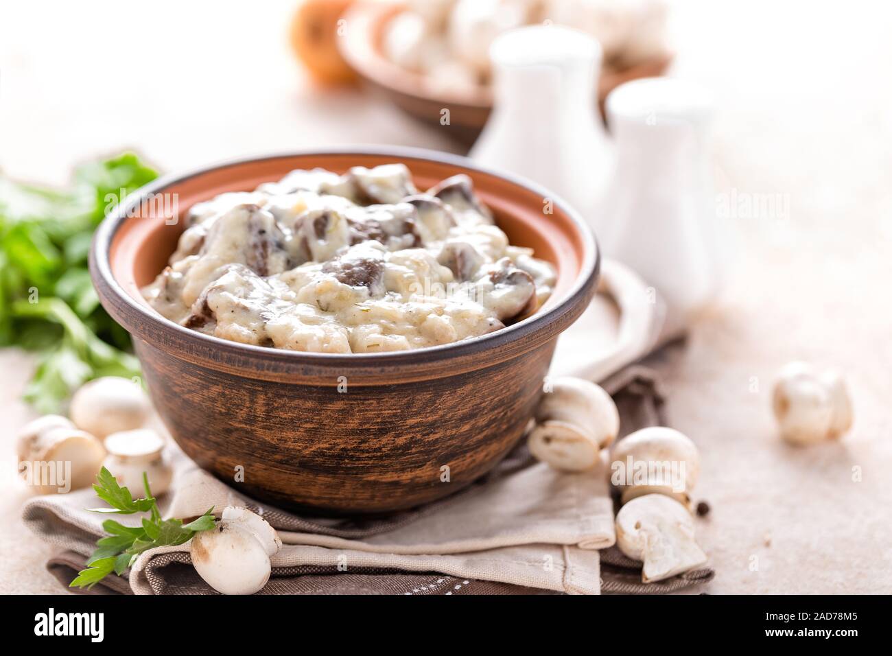 шампиньоны в сметане. шампиньоны печеные на диете. шампиньоны в духовке целиком с сыром и сметаной. куриное филе с грибами в сметанном соусе. жареные грибы со сметаной.