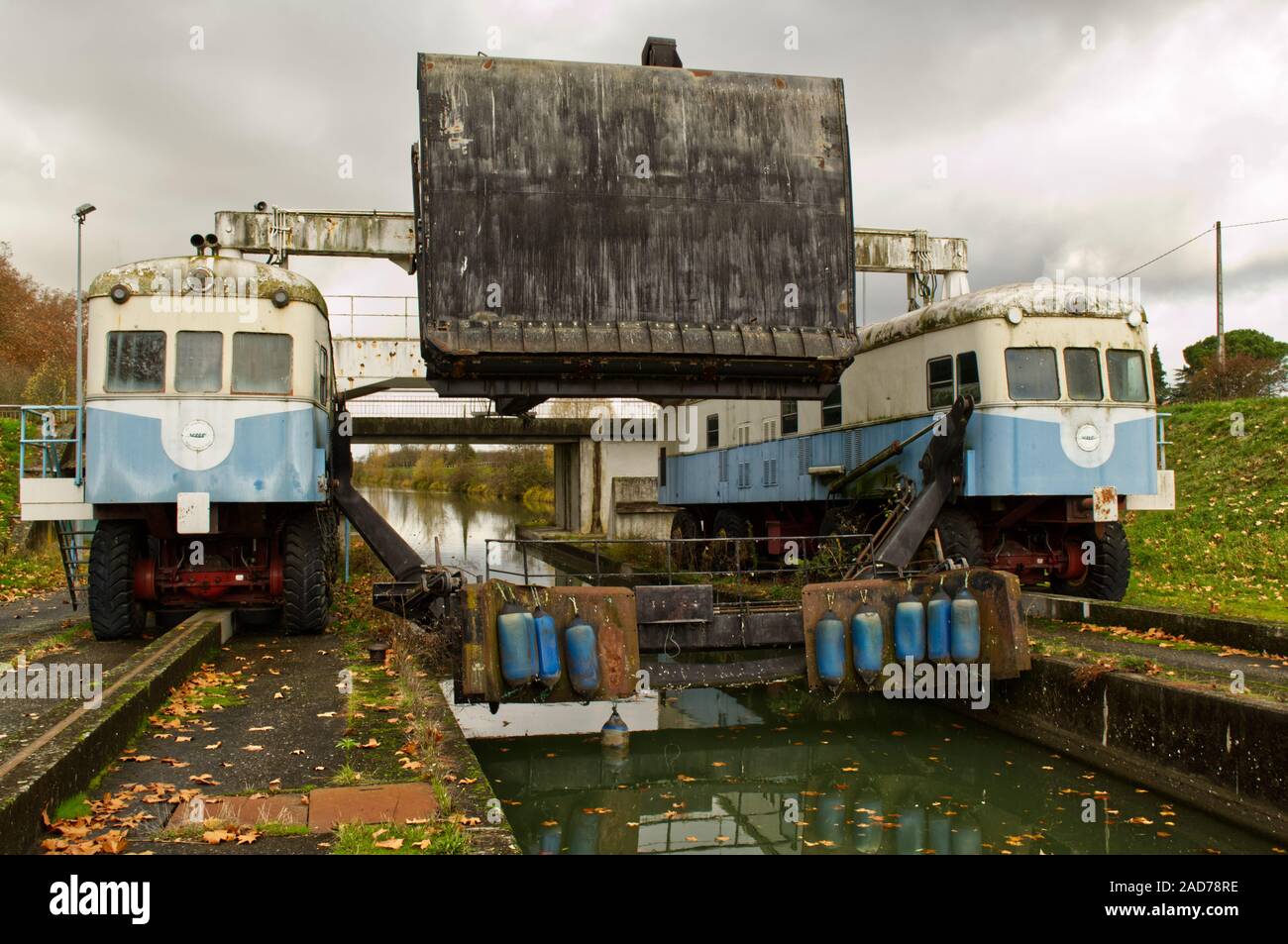 The twin locomotives of the Montech water slope on the Canal Lateral with the moveable gate in the raised position and the boat push lowered Stock Photo