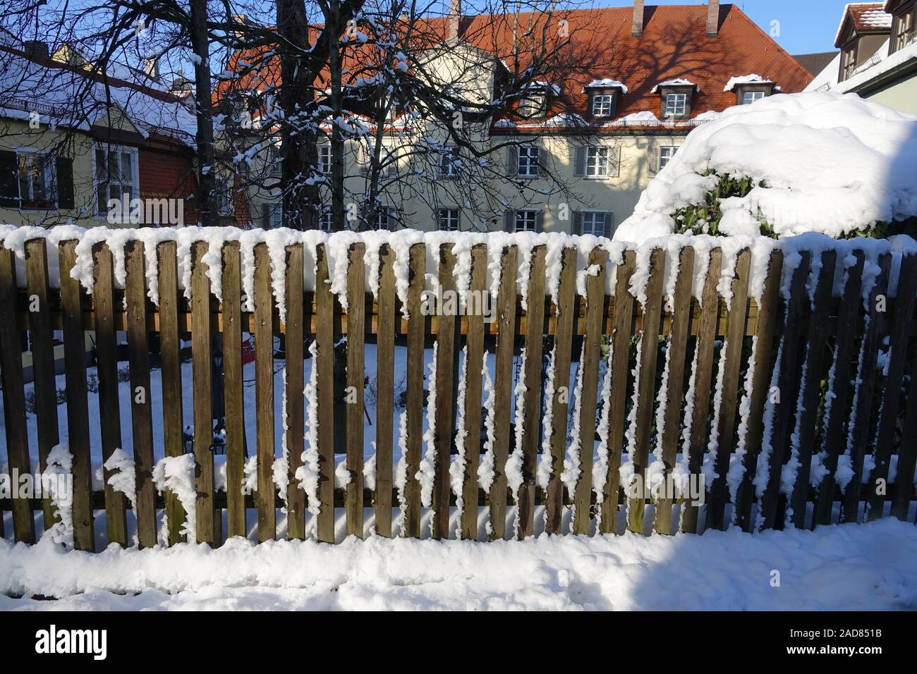 Fence icicle hi-res stock photography and images - Alamy