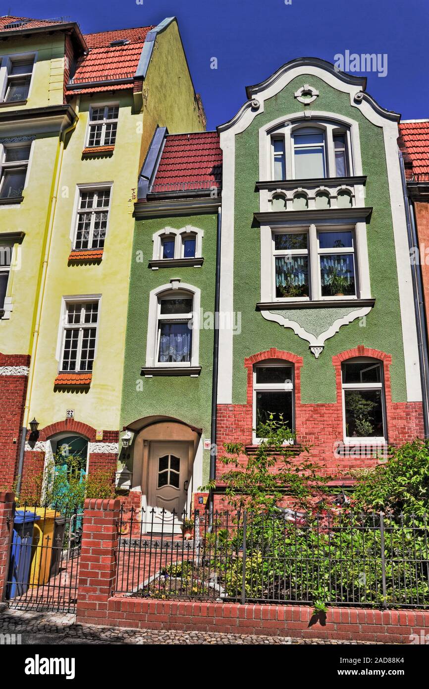 House narrow hi-res stock photography and images - Alamy