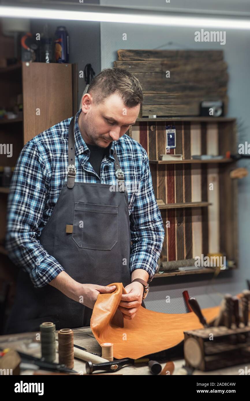 Making fine leather goods hi-res stock photography and images - Alamy