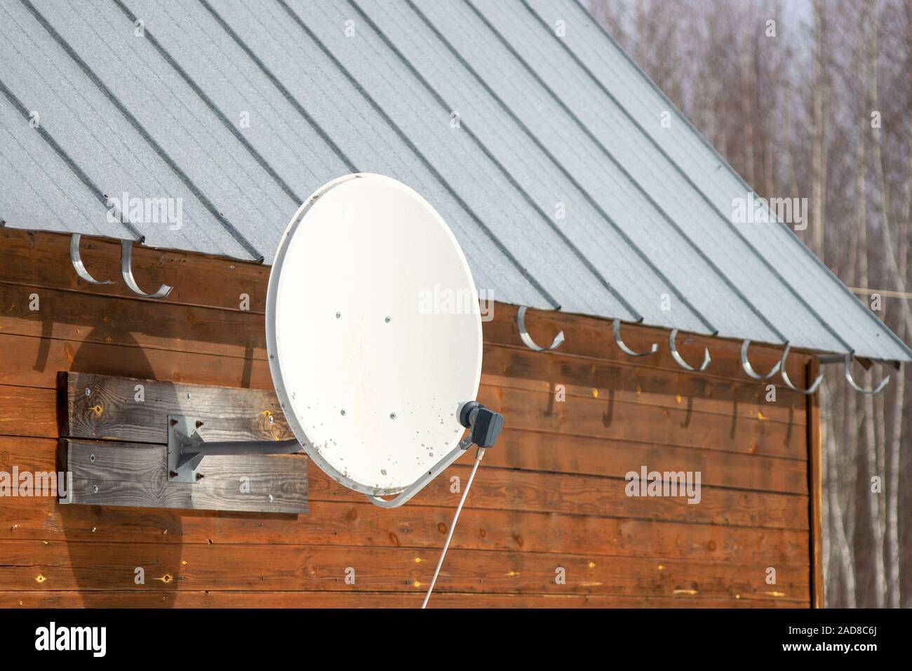 Rusty satellite dish hires stock photography and images Alamy