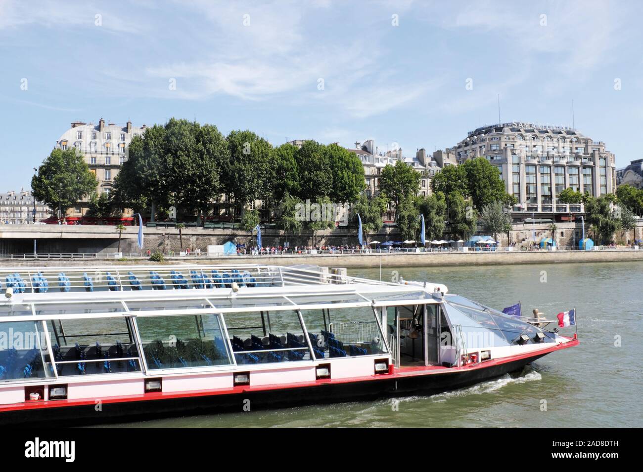 Paris tourist boat hi-res stock photography and images - Alamy