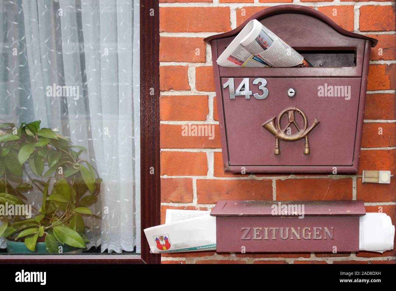 House mailbox hi-res stock photography and images - Alamy