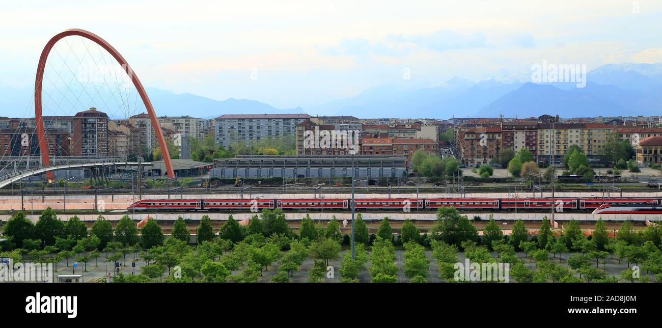 Turin, Italien, Bahnhof Lingotto, Arco Olympico und Passerella Olympica, ETR Frecciarossa 1000 Stock Photo