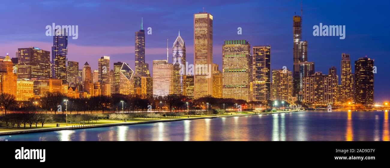 Panorama chicago downtown river hi-res stock photography and images - Alamy