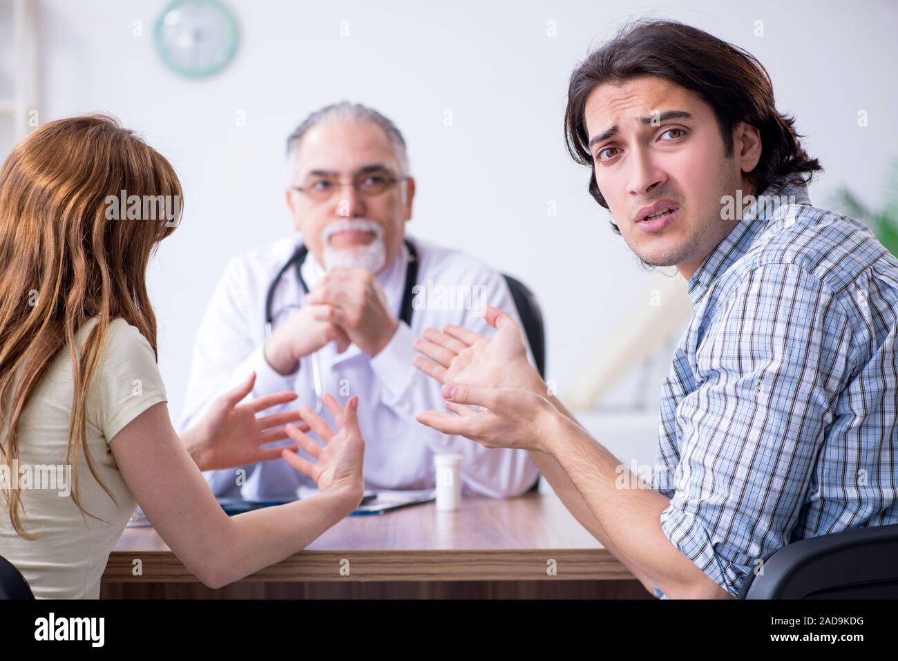 Doctor couple reproductive hi-res stock photography and images - Alamy